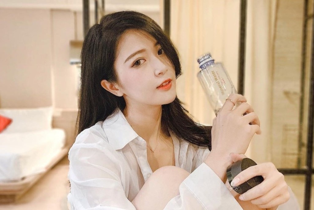 2 nu cong nhan tro thanh mau noi y, HLV the hinh hinh anh