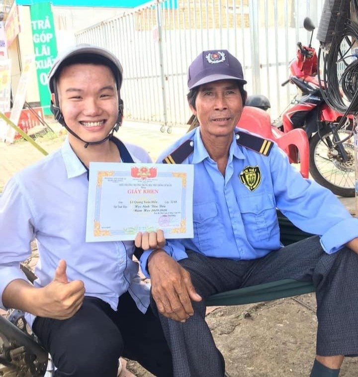 chụp ảnh với giấy khen ảnh 4 chup anh voi giay khen anh 4