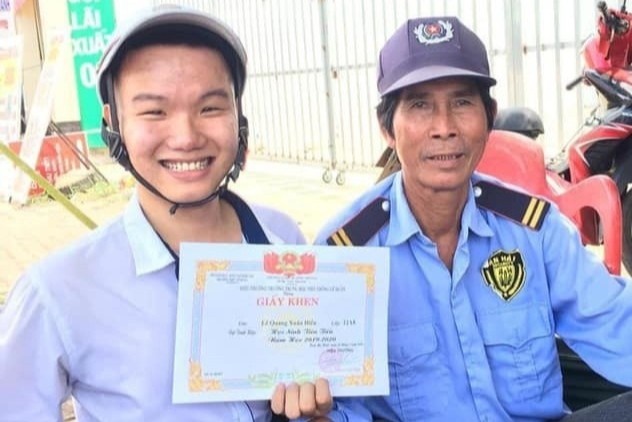 Lan dau duoc nhan giay khen, 10X check-in tu sieu thi den benh vien hinh anh