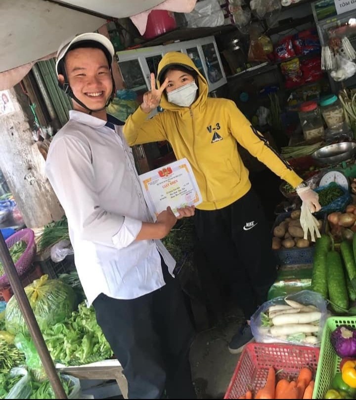 chụp ảnh với giấy khen ảnh 10 chup anh voi giay khen anh 10