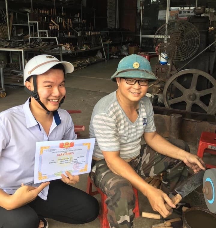 chụp ảnh với giấy khen ảnh 7 chup anh voi giay khen anh 7