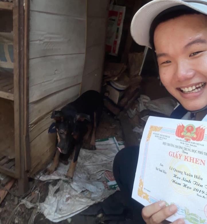 chụp ảnh với giấy khen ảnh 11 chup anh voi giay khen anh 11