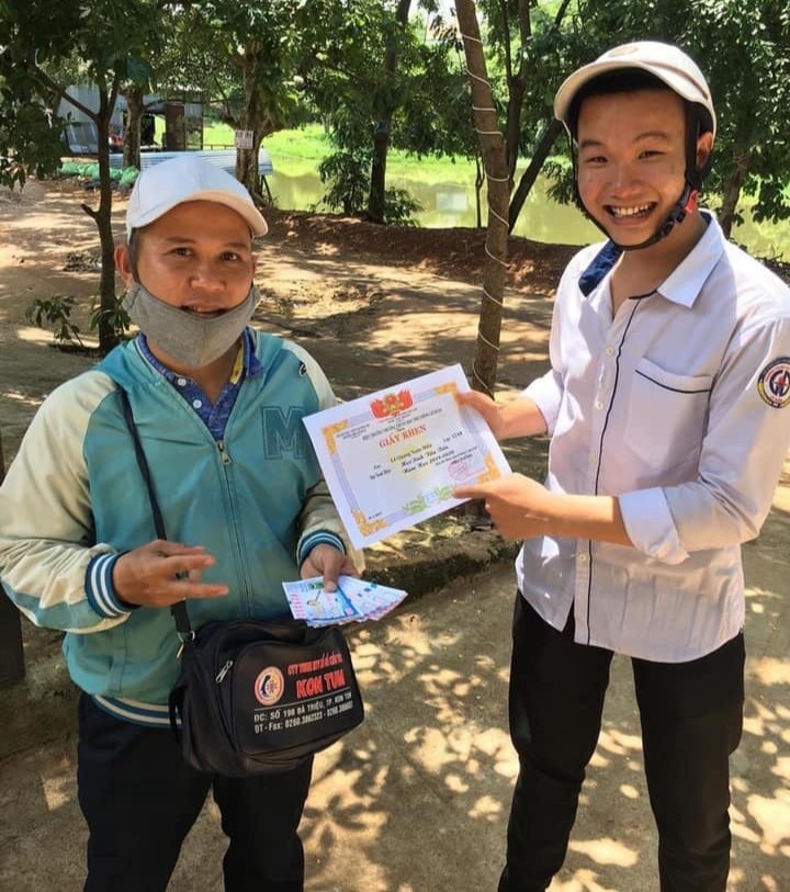 chụp ảnh với giấy khen ảnh 5 chup anh voi giay khen anh 5