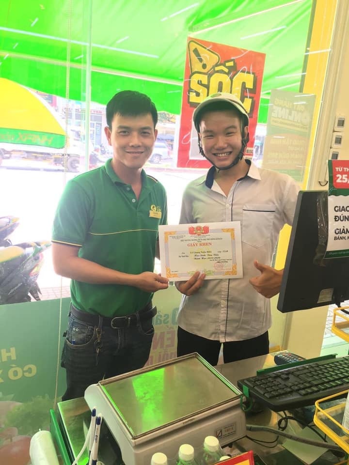 chụp ảnh với giấy khen ảnh 3 chup anh voi giay khen anh 3