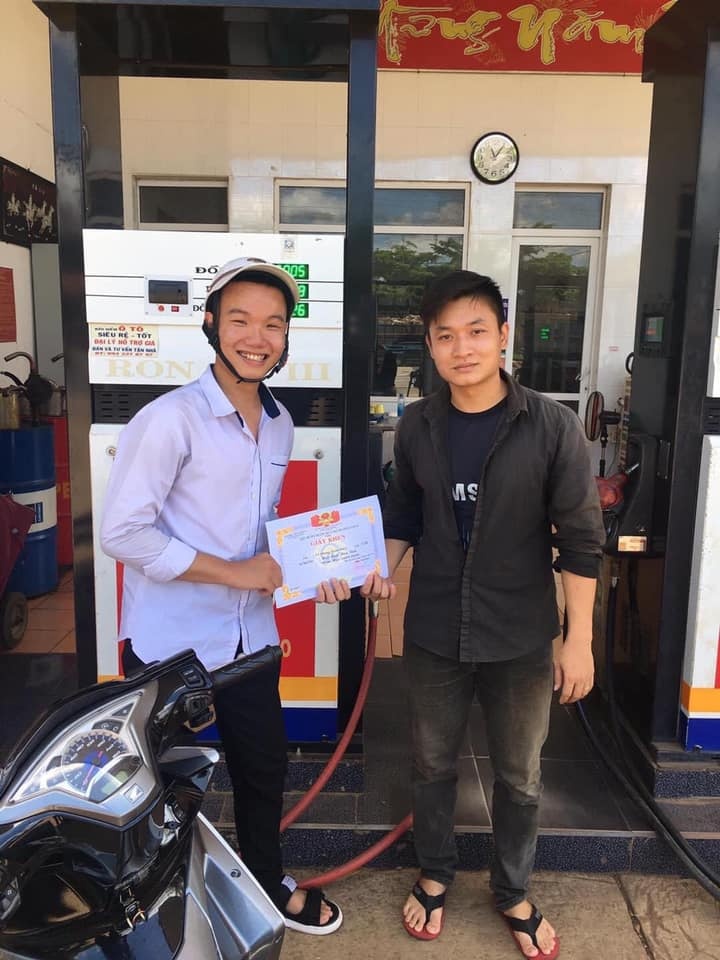 chụp ảnh với giấy khen ảnh 9 chup anh voi giay khen anh 9