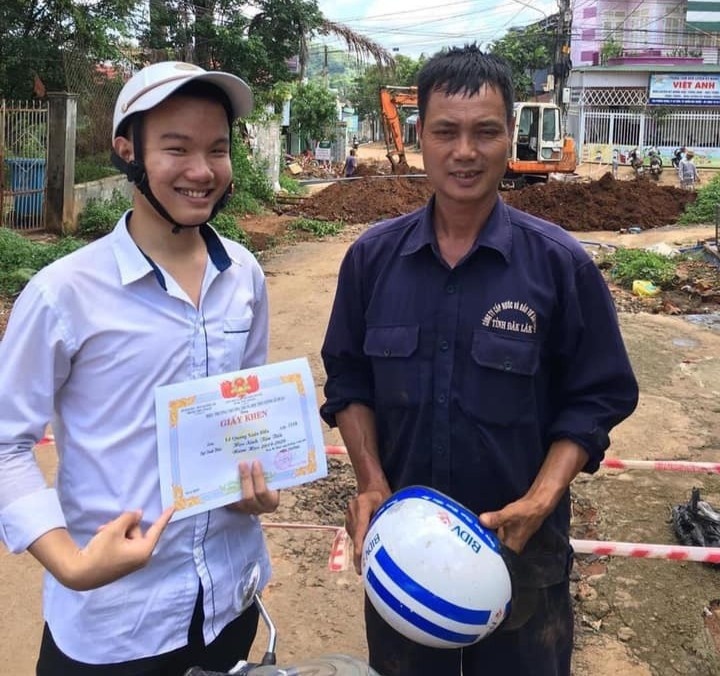 chụp ảnh với giấy khen ảnh 6 chup anh voi giay khen anh 6