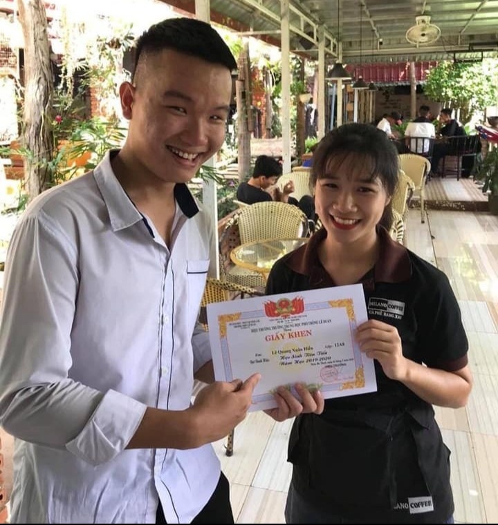 chụp ảnh với giấy khen ảnh 2 chup anh voi giay khen anh 2