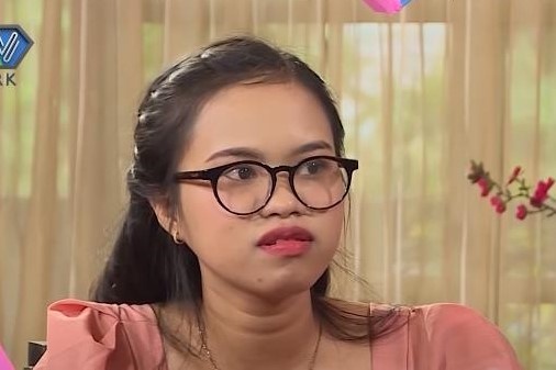 Di hen ho, co gai gay bat ngo khi ke con nhan tin voi nguoi cu hinh anh