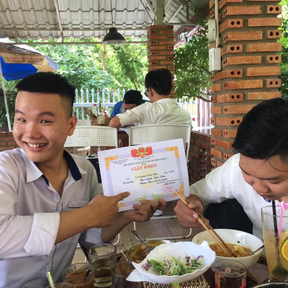 chụp ảnh với giấy khen ảnh 1 chup anh voi giay khen anh 1