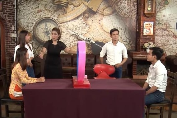 Hai cap sinh doi cung den show hen ho khien Cat Tuong bat ngo hinh anh