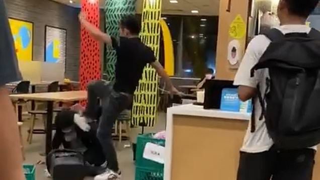 Tan cong nhan vien cua hang vi bi nhac nho deo khau trang hinh anh