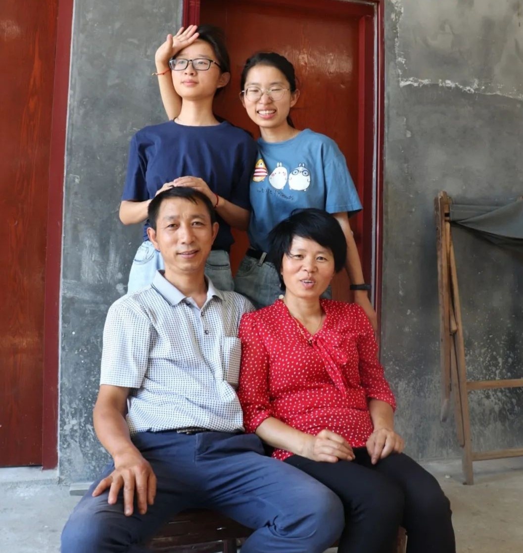 nguoi cha khuyet tat nuoi 2 con vao dai hoc anh 1