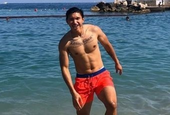 Doan Van Hau khoe than hinh co bap, lo hinh xam lon tren nguc hinh anh