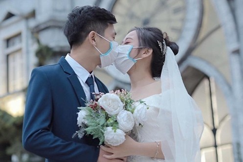 'Hoan cuoi lan 2 vi dich, vo chong toi cho sinh con xong moi dai tiec' hinh anh