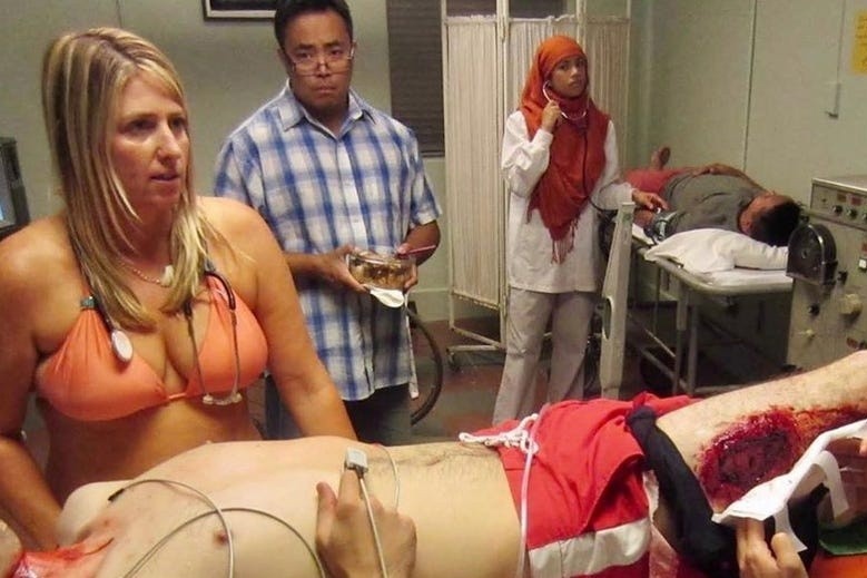 Dang sau buc anh nu bac si mac bikini cuu nguoi o My hinh anh