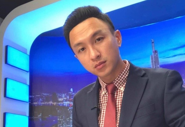 MC nam xach me Huong Giang hinh anh