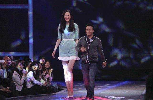 Nu than bong ro TQ kho co ban trai vi chieu cao 1,95 m hinh anh