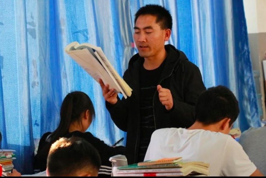 Chang trai TQ o chuong lon, 12 nam cham me tam than hinh anh