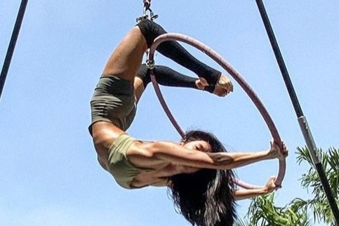 Hot girl Thai Lan khoe kha nang uon deo tren cao hinh anh