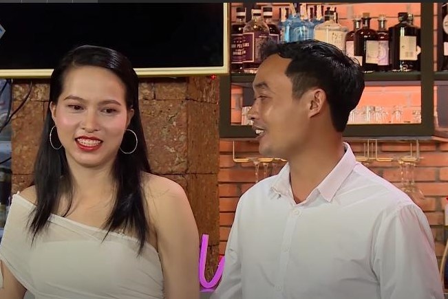 Thich co ban gai hon tuoi vi su trai doi, chin chan hinh anh