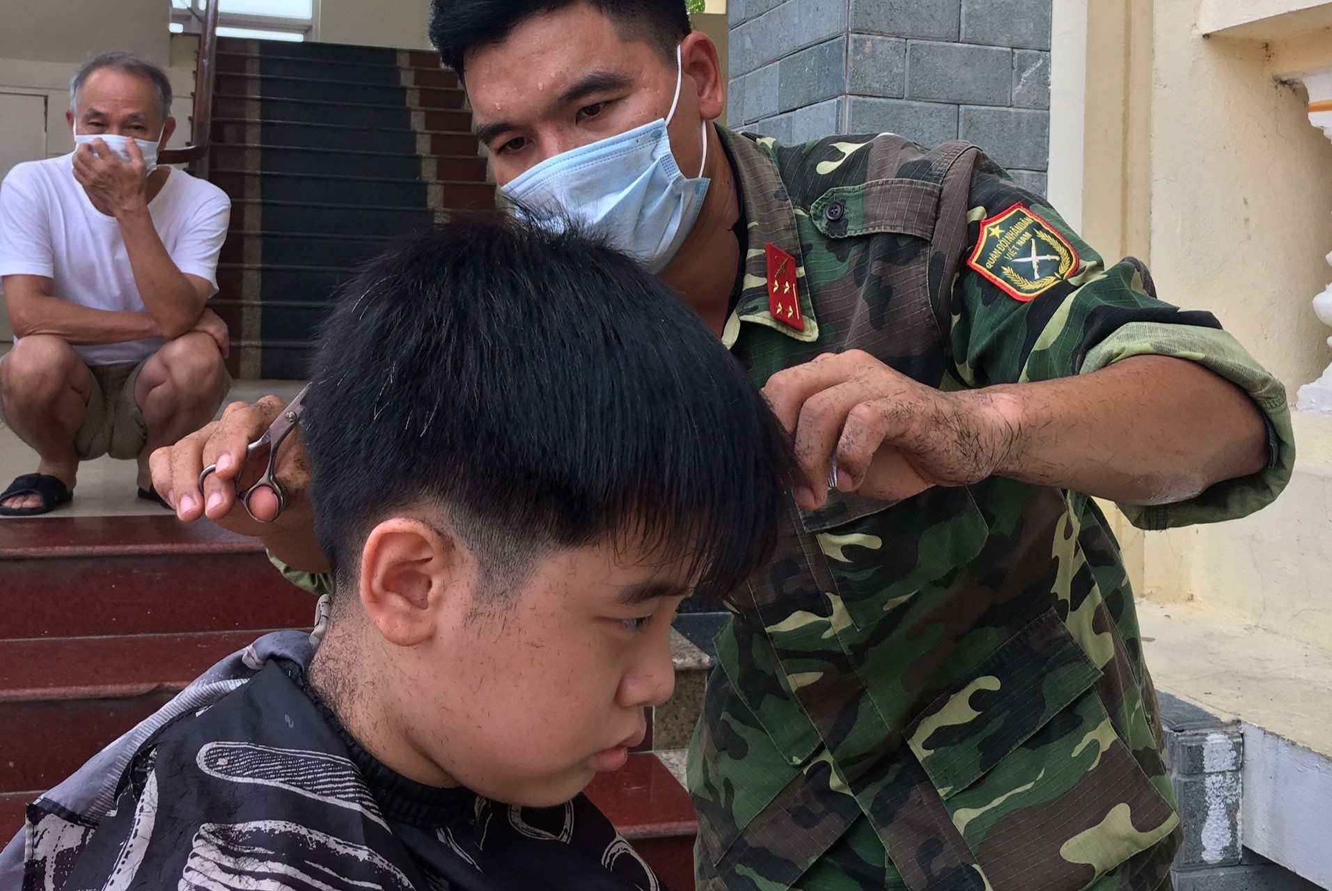 Xep hang, cho duoc cat toc mien phi o khu cach ly hinh anh