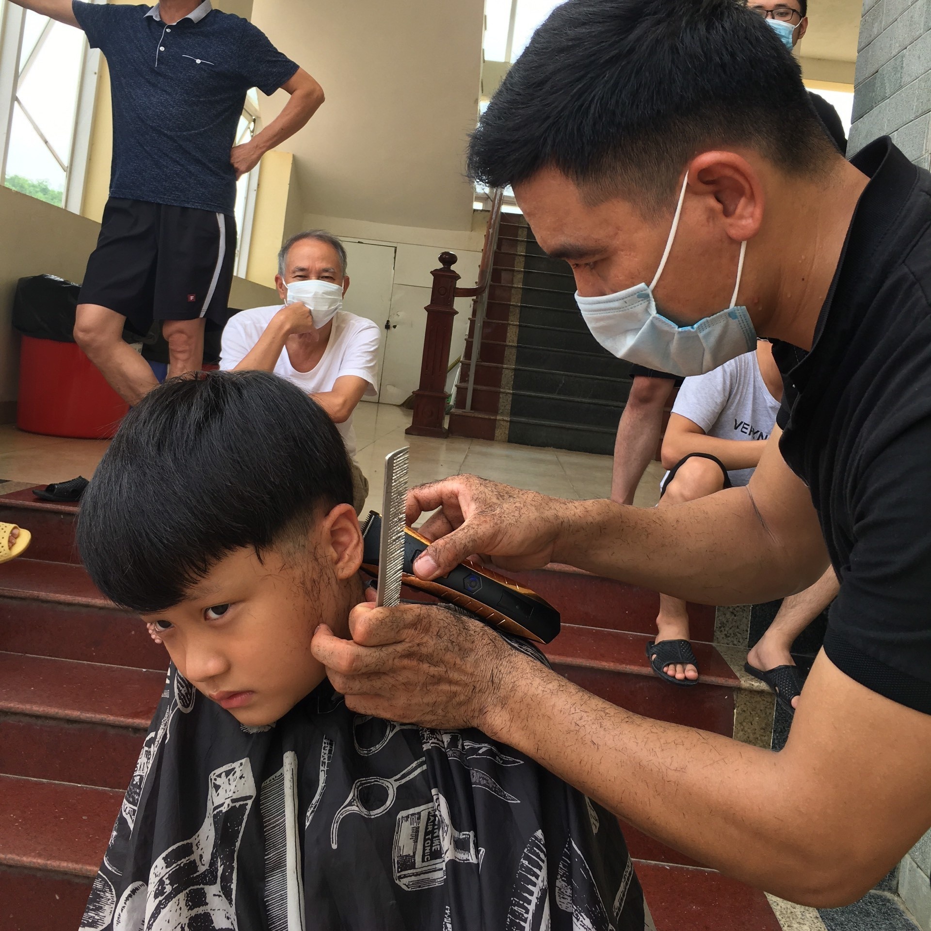 bộ đội cắt tóc ở khu cách ly ảnh 3 bo doi cat toc o khu cach ly anh 3