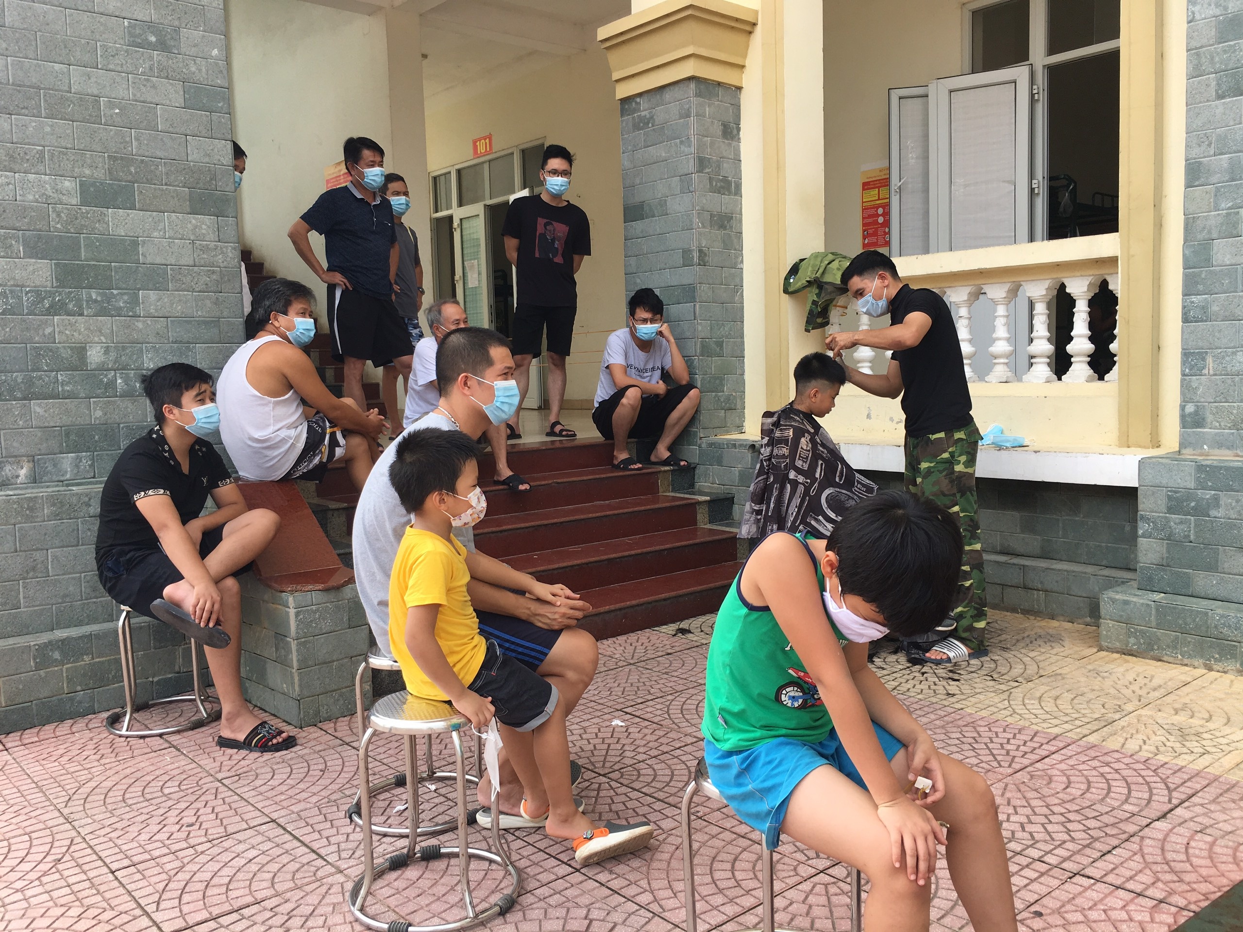 bộ đội cắt tóc ở khu cách ly ảnh 1 bo doi cat toc o khu cach ly anh 1