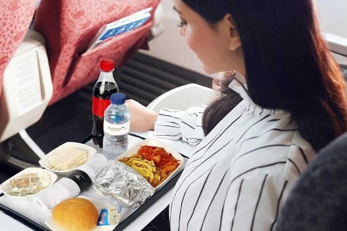 Ban suat com tren may bay cho khach them di du lich hinh anh