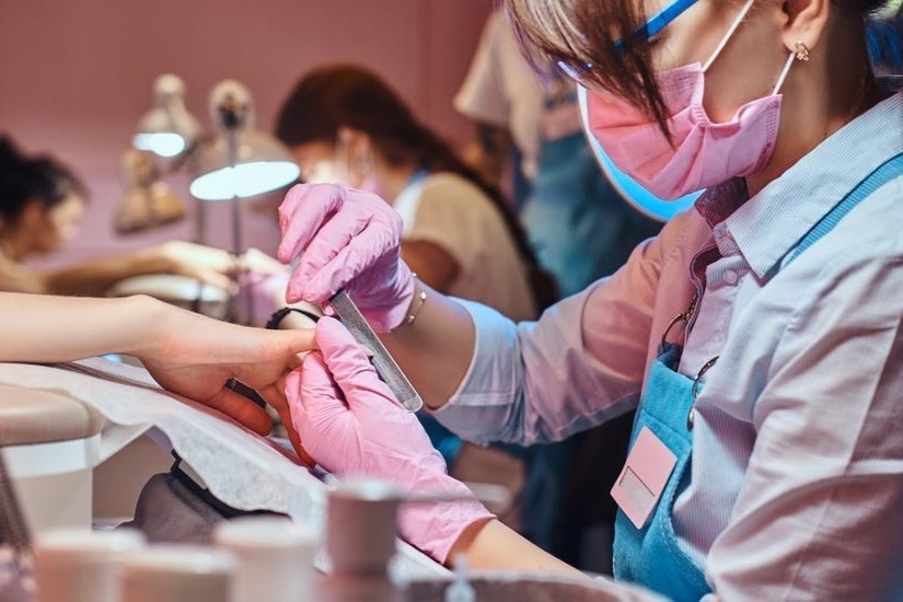 Nghe lam nail giup cac co gai TQ doi doi hinh anh