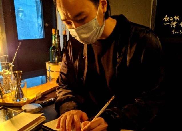 Quan bar o Nhat Ban cam tro chuyen hinh anh