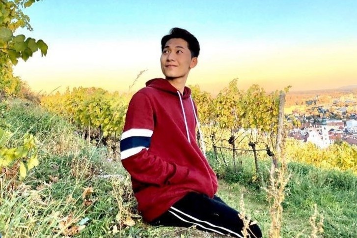 Nam sinh nhan hoc bong toan phan cua chinh phu Ao hinh anh