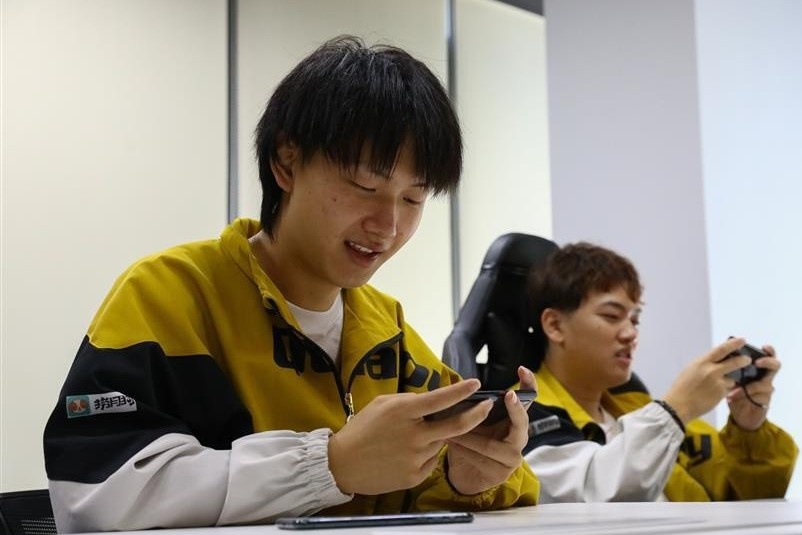 Chang trai Trung Quoc tu phu bep thanh nha vo dich eSports hinh anh