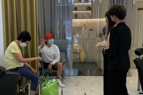 Salon o Singapore moi khach trai nghiem roi ep mua hang hinh anh