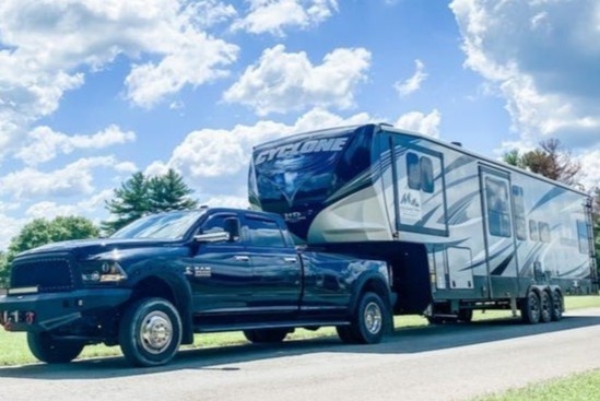 Gia dinh My bo can nha 400 m2 de song tren xe hinh anh