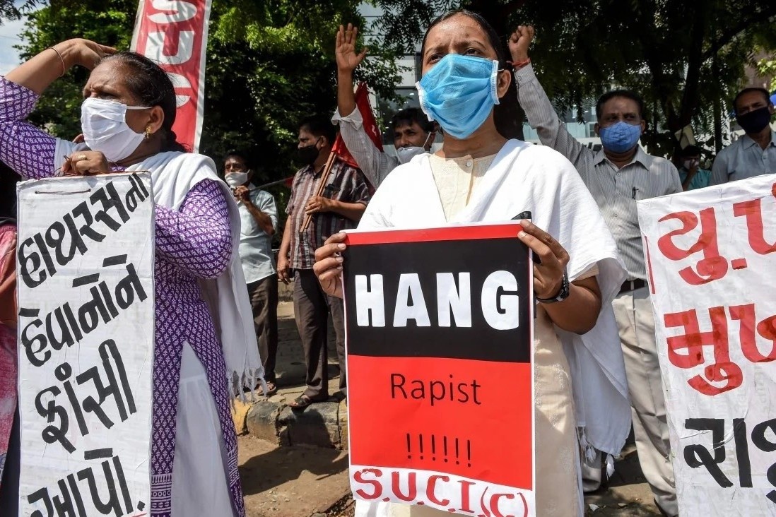 2 co gai An Do qua doi vi bi hiep dam tap the hinh anh