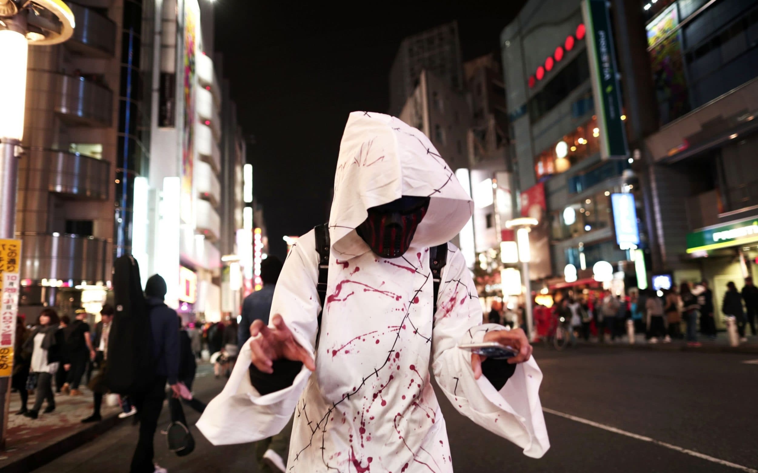 Nhat Ban cam Yakuza phat keo cho tre em dip Halloween hinh anh