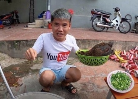 Hung Vlog xin loi vi lam video phan cam hinh anh