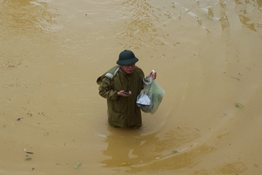 Hieu truong DH Nong Lam Hue mang do an cho sinh vien giua mua lu hinh anh