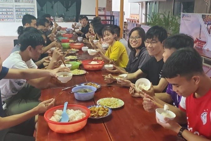 Giam doc cho sinh vien Hue an o mien phi trong bao lu hinh anh