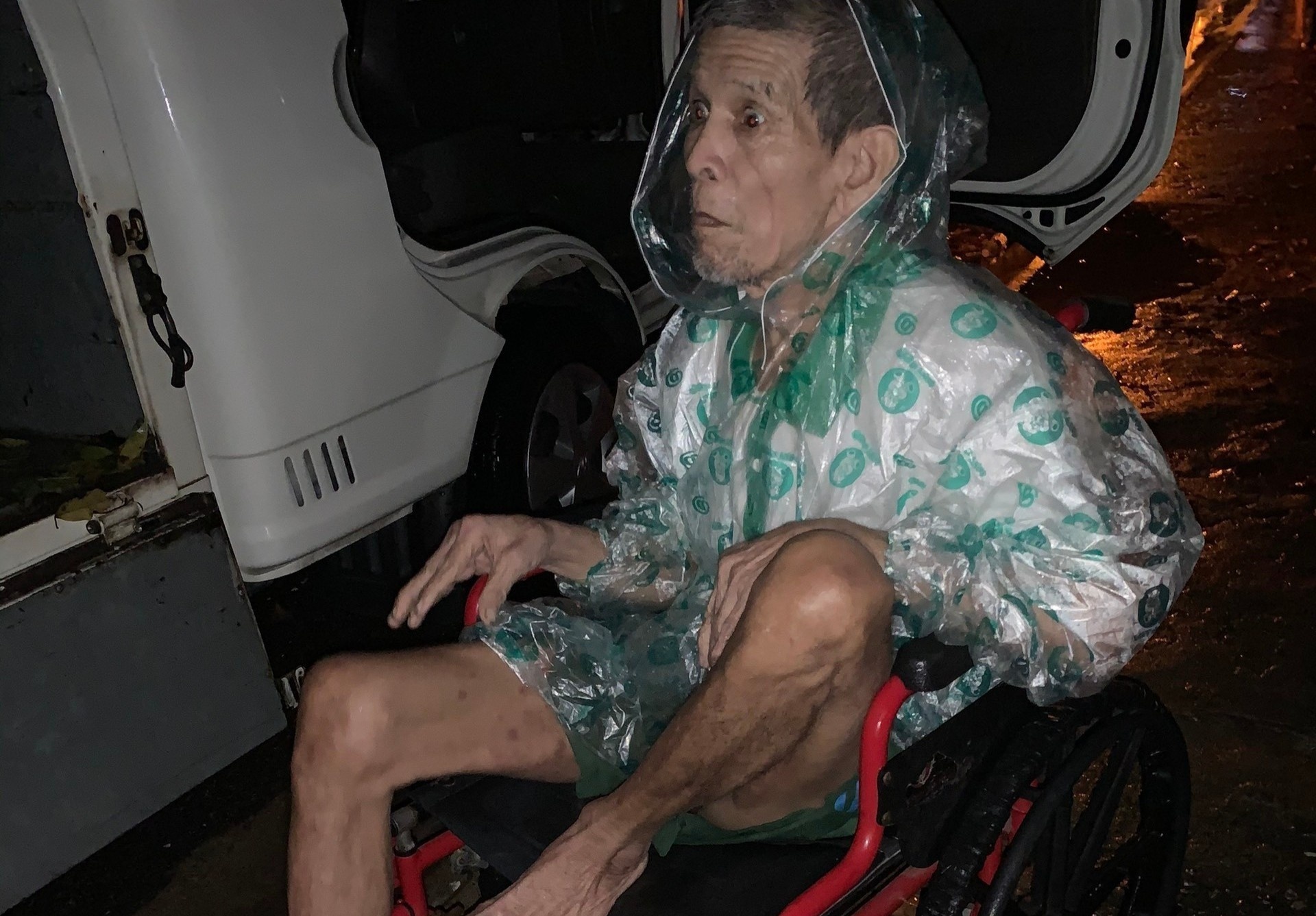 Chay xe xuyen dem cuu ba bau, nguoi gia giua lu lut o Quang Tri hinh anh