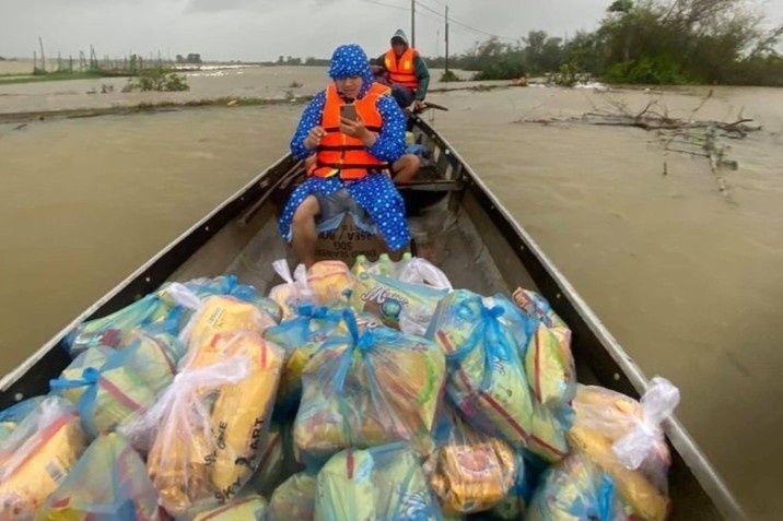 Nguoi cuu tro mua lu: 'Lo so nhung khong tu bo vi dan dang ngong cho' hinh anh