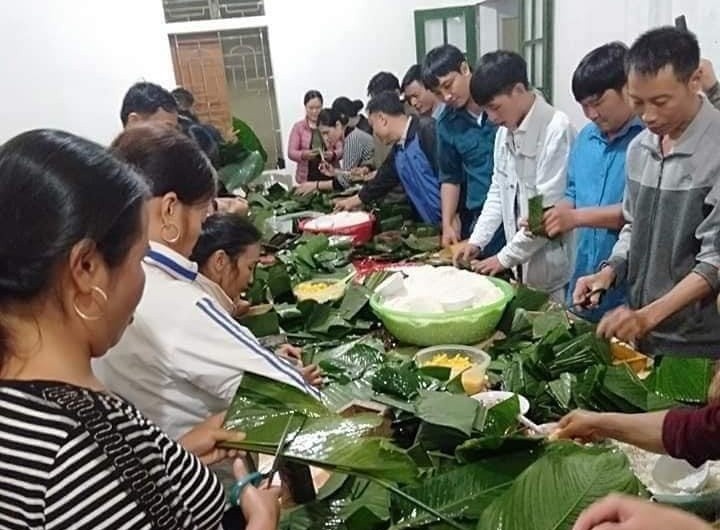 Nguoi dan Nghe An thuc dem lam banh chung gui sang Ha Tinh hinh anh