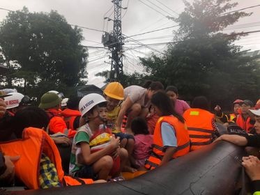 cứu trợ vùng lũ ảnh 3 cuu tro vung lu anh 3