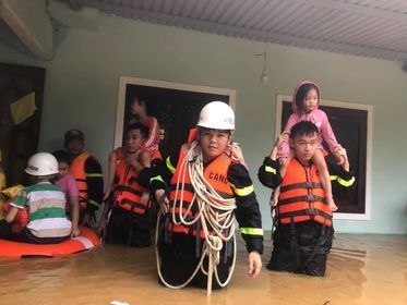 cứu trợ vùng lũ ảnh 2 cuu tro vung lu anh 2