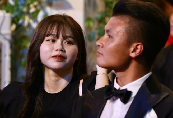 Dan mang tan cong trang ca nhan cua Quang Hai hinh anh