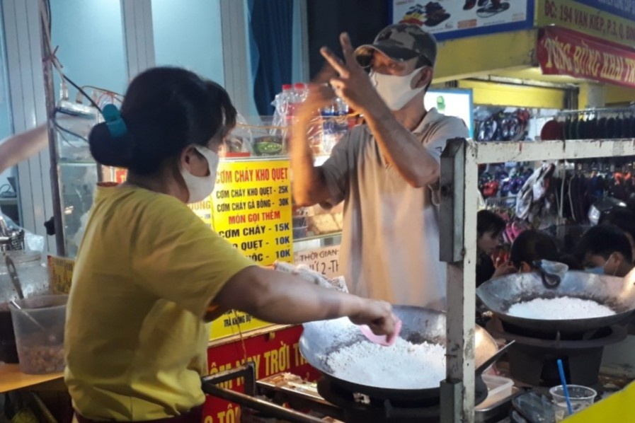 Mon com chay dat hang cua doi vo chong cam diec o TP.HCM hinh anh