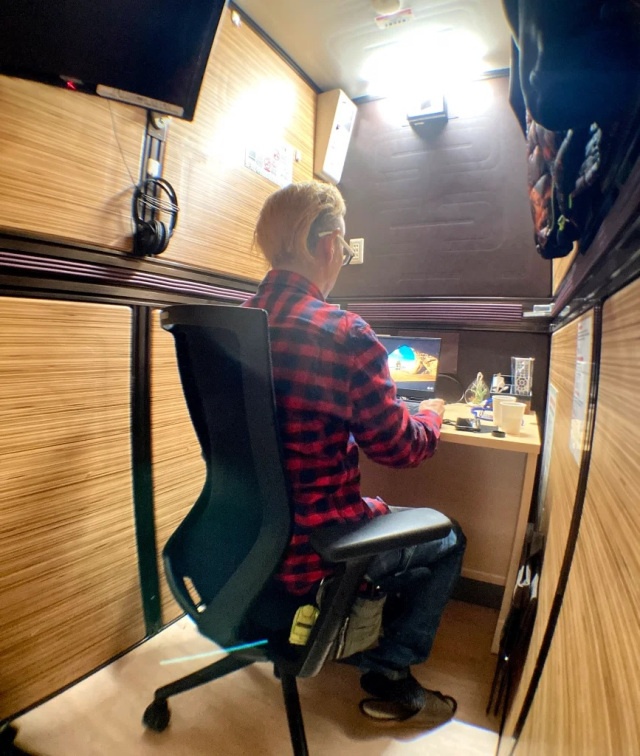 khach san con nhong anh 2