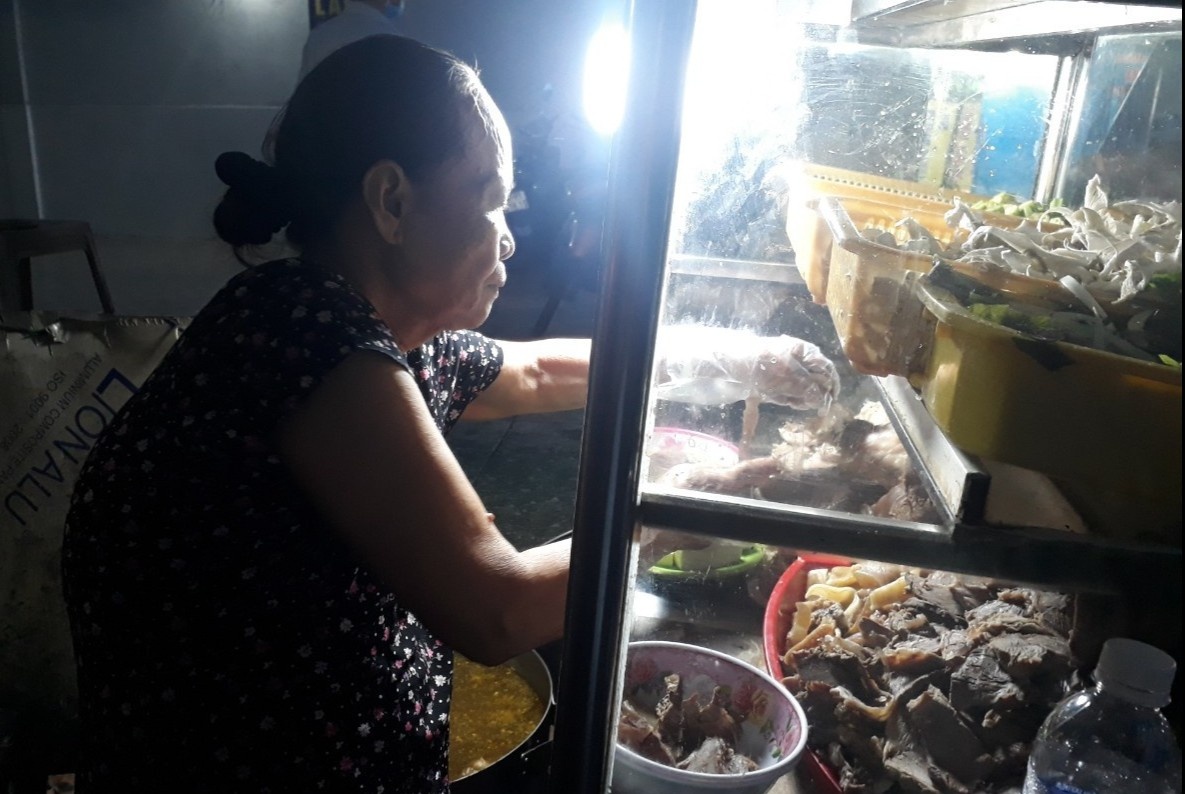 Quan lau bo dat khach nuoi ca gia dinh ba Sau o TP.HCM hinh anh