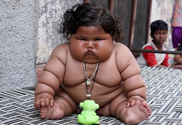 Cuoc song bat thuong cua be gai nang nhat An Do hinh anh