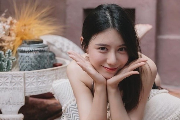 Hot girl Dai Loan bi tay chay vi lo co the khi livestream hinh anh